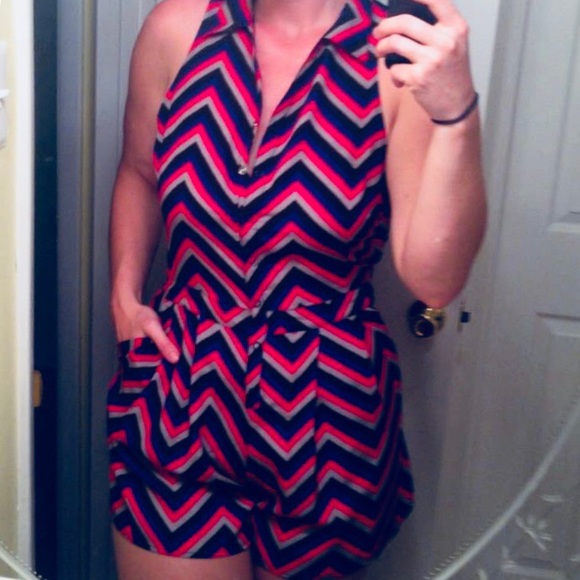 Bold and colorful! Lace back romper w/pockets sz L - Picture 6 of 6